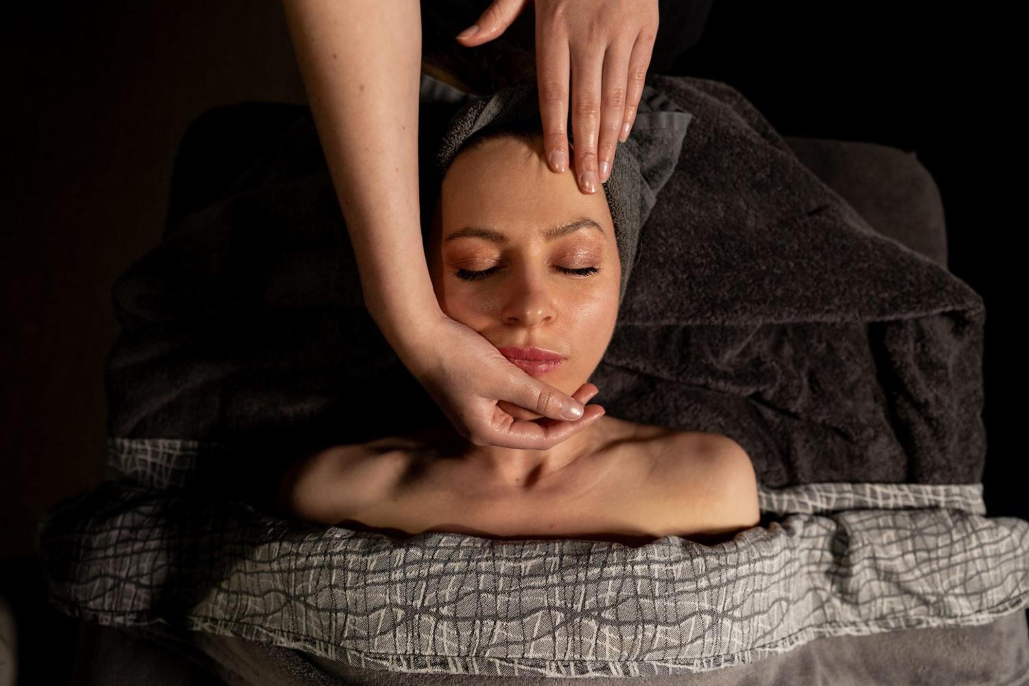 Peppers Silo Hotel Лонсестън Екстериор снимка A woman receiving a facial massage