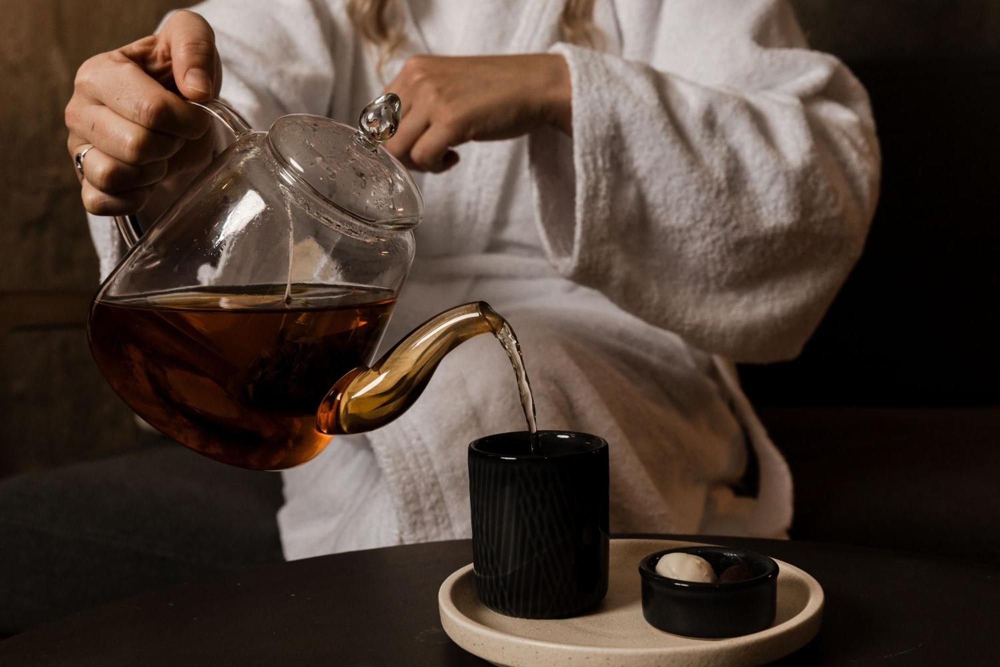 Peppers Silo Hotel Лонсестън Екстериор снимка A woman pouring tea