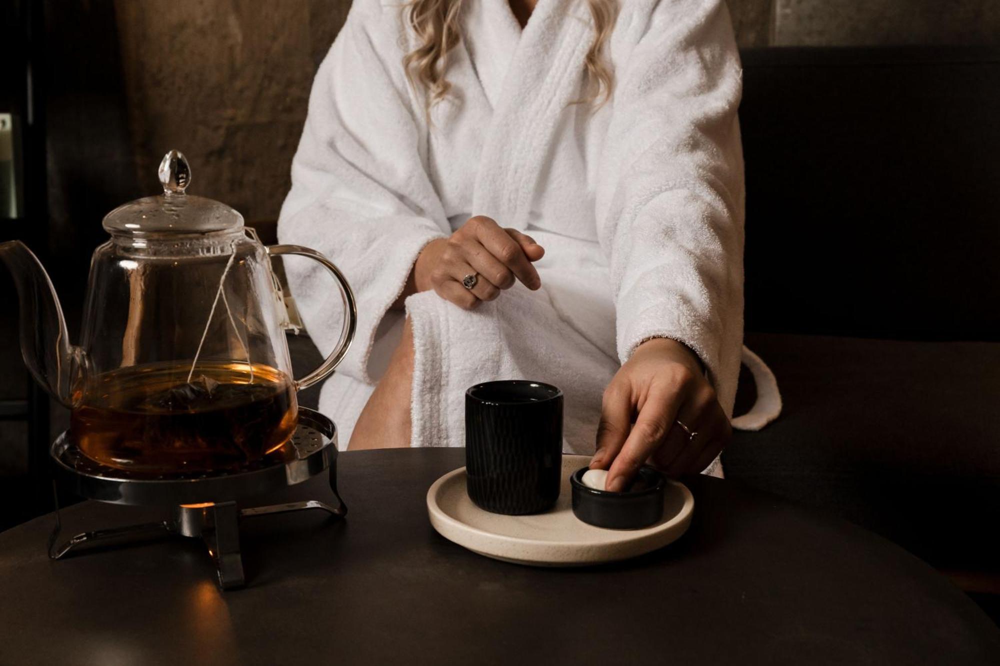 Peppers Silo Hotel Лонсестън Екстериор снимка A woman wearing a bathrobe