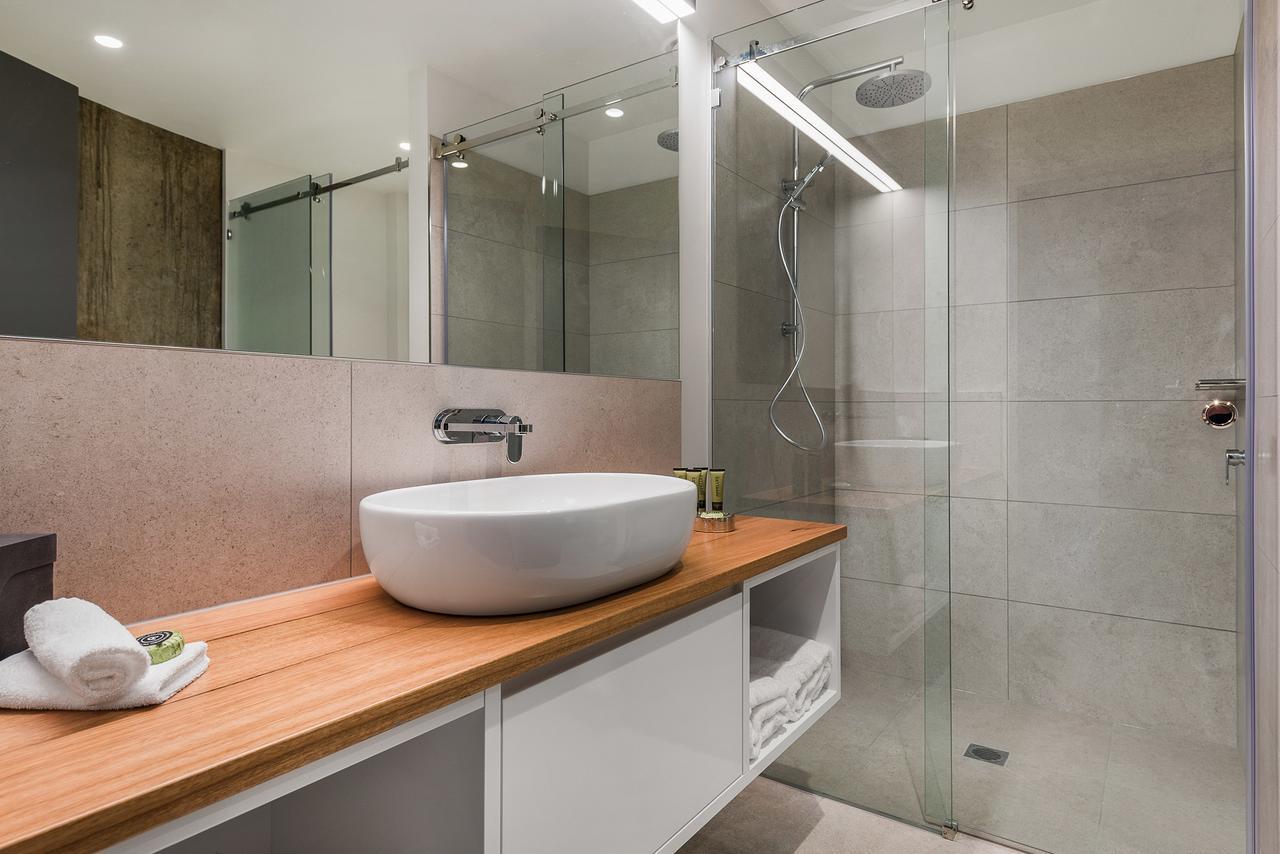 Peppers Silo Hotel Лонсестън Екстериор снимка A modern bathroom with a shower enclosure