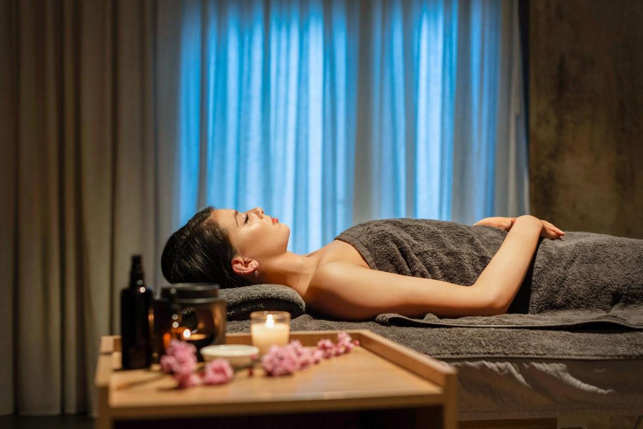 Peppers Silo Hotel Лонсестън Екстериор снимка A woman relaxing at a spa
