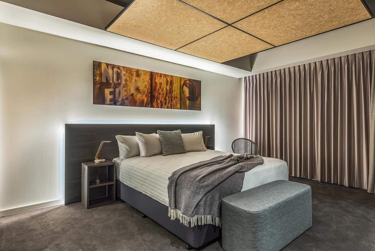 Peppers Silo Hotel Лонсестън Стая снимка A bedroom with a bed and a stool