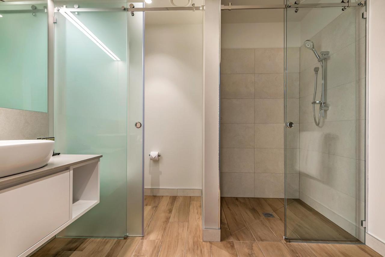 Peppers Silo Hotel Лонсестън Стая снимка A shower door